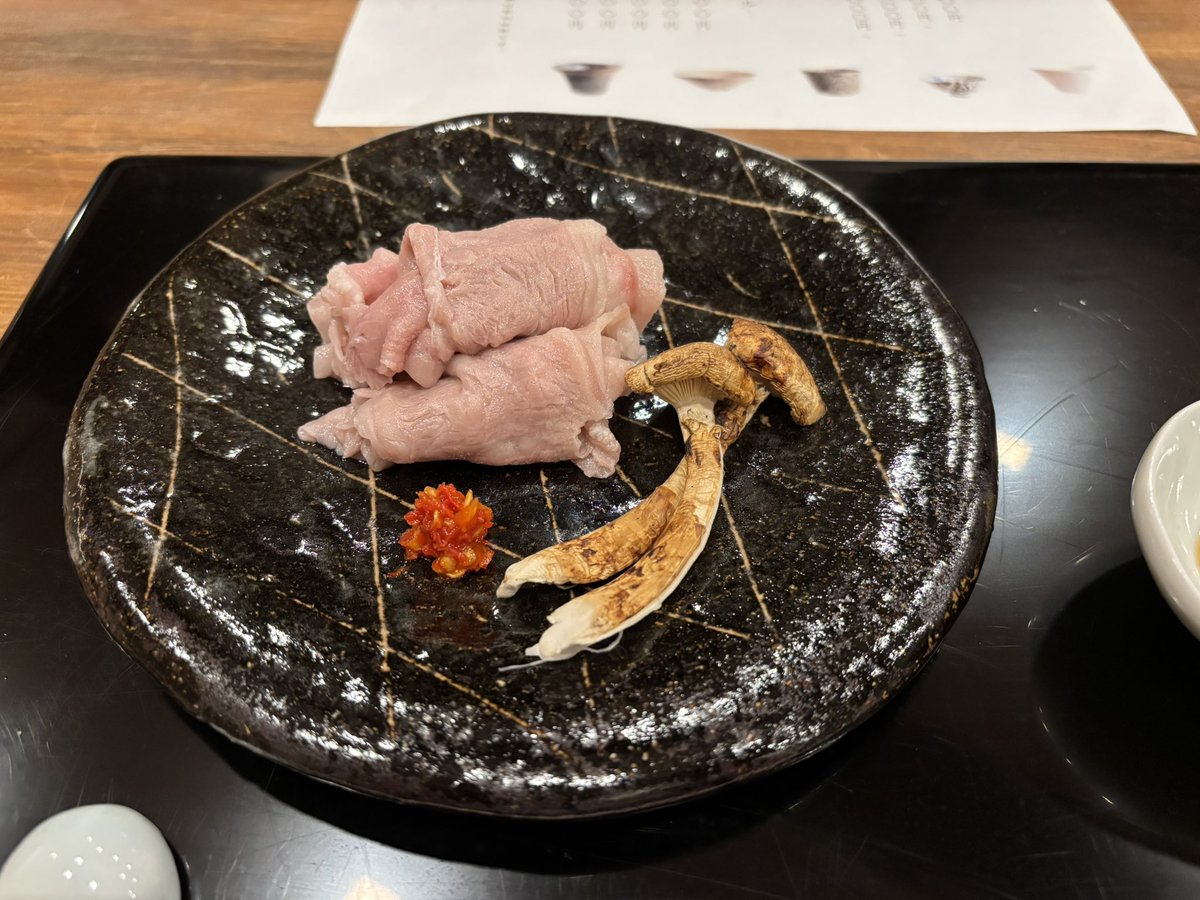 kozukaRisaa's tweet photo. @LINE_POP2_JP 人吉・たから湯に宿泊した時の
最高に美味しかった秋の味覚をどうぞ！

松茸の土瓶蒸し
鮎の塩焼きと、たで酢
黒毛和牛のしゃぶしゃぶ、焼松茸、唐辛子添え
栗ご飯、キノコの赤だし https://t.co/2VQCNWj0Ey
