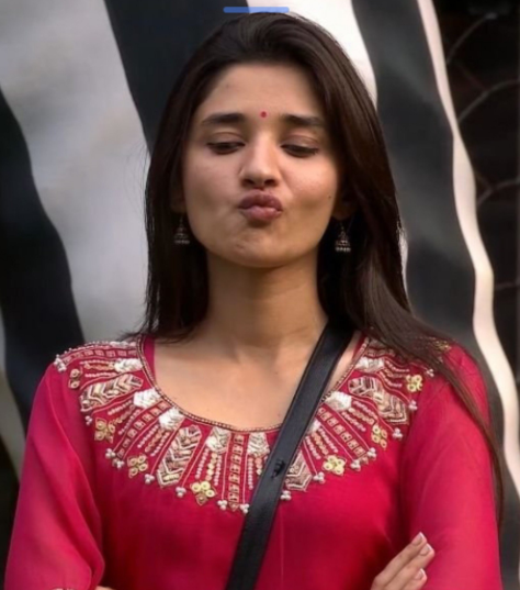 TeamKanikaMFC's tweet photo. Clowns cry every time, but the Queen has always played with grace and dignity.👑❤️

#BiggBoss20 #KanikaMann https://t.co/lkuHnrJXNt