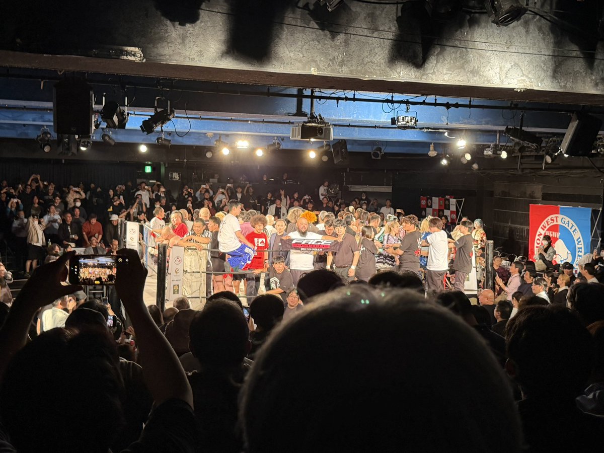 shinotech96's tweet photo. 今日で新宿FACEでの西口プロレス興行が終了。
私ごとではKIDを初めて観てファンになったのがここ。もう10年以上か。
ほんとうに思い入れがある場所だから残念です。
今までありがとう。
#新宿FACE #KID #wgwf #西口プロレス 
#余談だけど今日からKIDは新コスチュームなのよ https://t.co/UleFCzXkvl