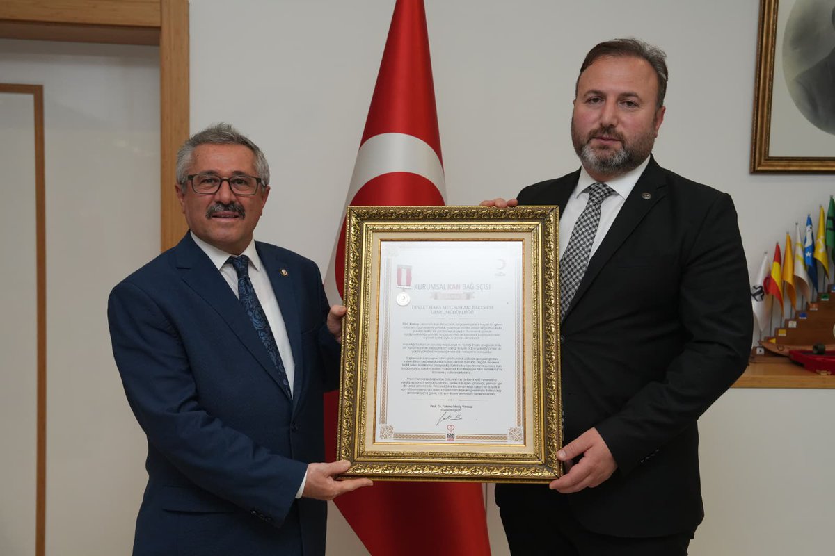 KanverKurumsal's tweet photo. İyilikte güçlü iş birlikleri, daha fazla hayata dokunuyor. ❤️🩸

Devlet Hava Meydanları İşletmesine (DHMİ), gönüllü kan bağışına sunduğu değerli katkılar dolayısıyla Kurumsal Kan Bağışçısı Altın Madalyası, Genel Sekreter Yardımcımız Sayın Şükrü Can tarafından takdim edildi.

Kan bağışının yıl boyunca sürdürülebilirliğine katkı sunan DHMİ ailesine ve tüm gönüllü kan bağışçılarımıza teşekkür ediyoruz.