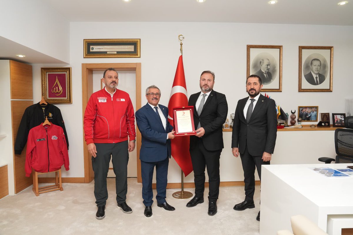 KanverKurumsal's tweet photo. İyilikte güçlü iş birlikleri, daha fazla hayata dokunuyor. ❤️🩸

Devlet Hava Meydanları İşletmesine (DHMİ), gönüllü kan bağışına sunduğu değerli katkılar dolayısıyla Kurumsal Kan Bağışçısı Altın Madalyası, Genel Sekreter Yardımcımız Sayın Şükrü Can tarafından takdim edildi.

Kan bağışının yıl boyunca sürdürülebilirliğine katkı sunan DHMİ ailesine ve tüm gönüllü kan bağışçılarımıza teşekkür ediyoruz.