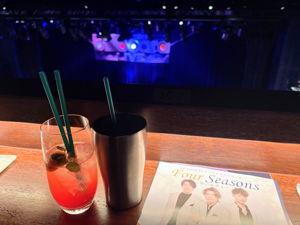 pipibunko's tweet photo. LE VELVETS in Billboard Live TOKYO

おしゃれな空間で極上の歌声を聴く贅沢な時間だった

いつもどおりトークも楽しかった💕

シュガーさんは若い頃の叔父さんに似ているのよ😁

次は秋パルティで🎤🫡 https://t.co/RLXUlRTCHk