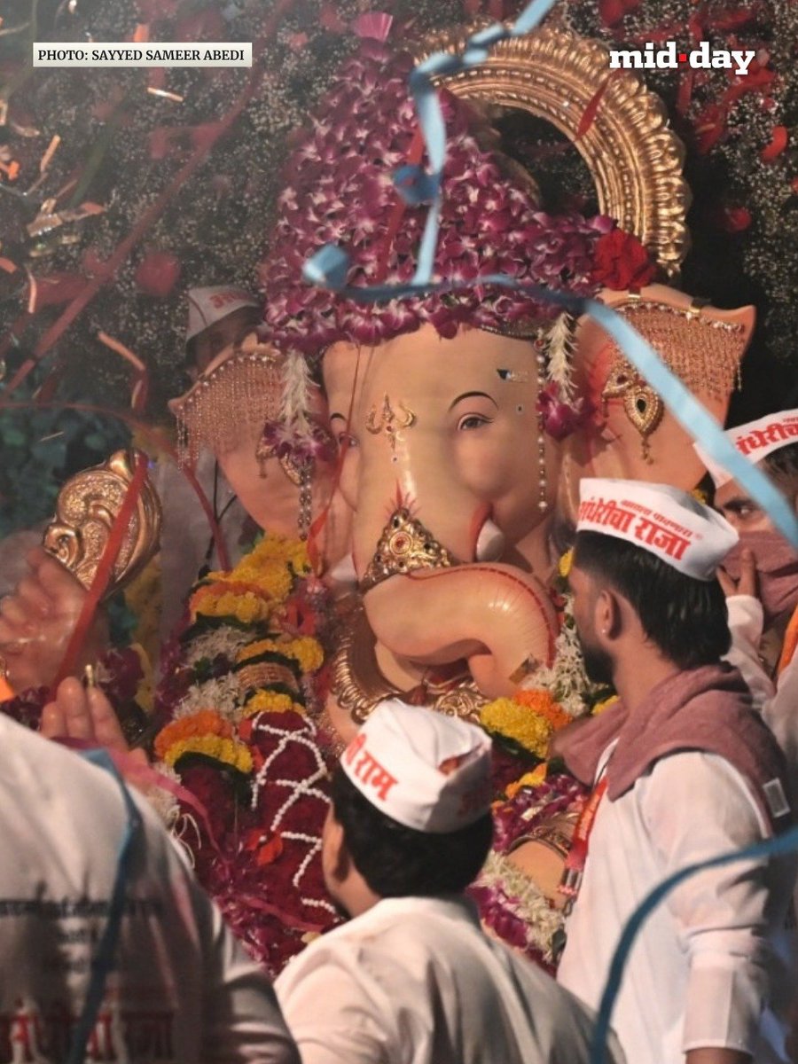 mid_day's tweet photo. A massive crowd gathered in Andheri as devotees joined Andhericha Raja’s immersion procession on Angarki Sankashti Chaturthi. https://t.co/cCscmpUOiP