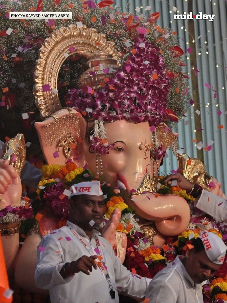 mid_day's tweet photo. A massive crowd gathered in Andheri as devotees joined Andhericha Raja’s immersion procession on Angarki Sankashti Chaturthi. https://t.co/cCscmpUOiP