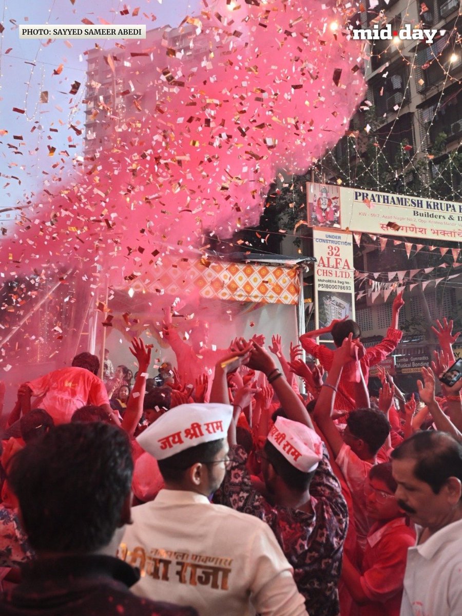 mid_day's tweet photo. A massive crowd gathered in Andheri as devotees joined Andhericha Raja’s immersion procession on Angarki Sankashti Chaturthi. https://t.co/cCscmpUOiP