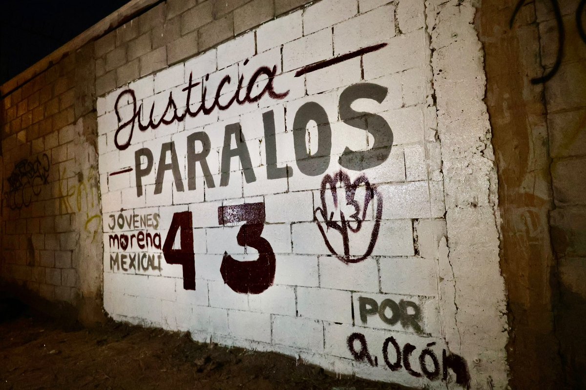 a_vargas_ocon's tweet photo. 💭 En memoria por los 43 estudiantes-asesinados de la Escuela Normal Rural de Ayotzinapa. Estas personas sufrieron represión, por parte del gobierno de aquel sexenio y en complicidad con personalidades de incidencia delictiva.

#Iguala #Guerrero #Ayotzinapa #43Estudiantes https://t.co/mQd30r85ew