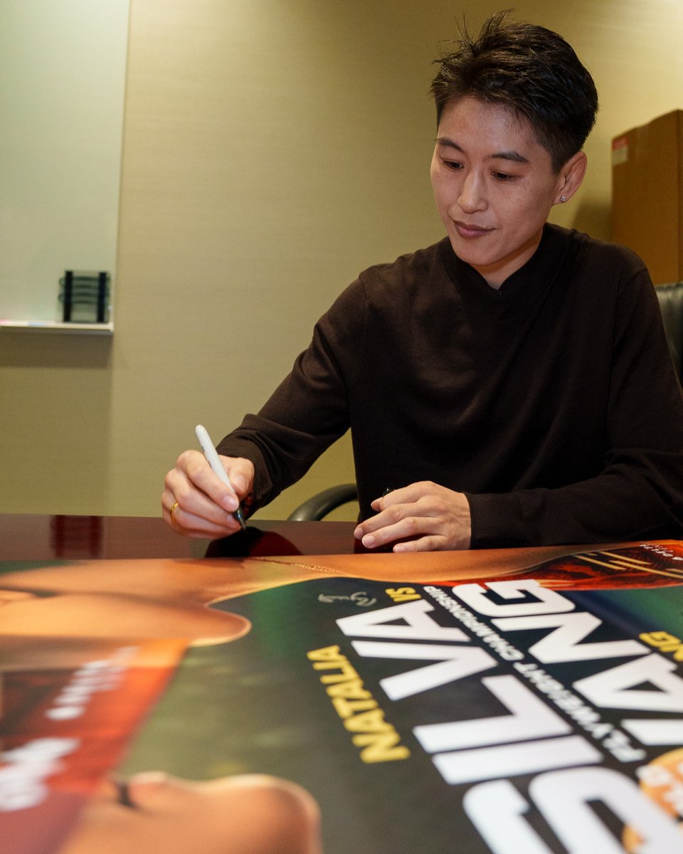 'The Joker' 🃏

Wang Cong has gold on her mind!

[ #UFC332 | OCT 3 | LIVE at 8pmET on @​ParamountPlus and @​CBS ] 
 [📷](https://pbs.twimg.com/media/HTZdHe6bsAQ