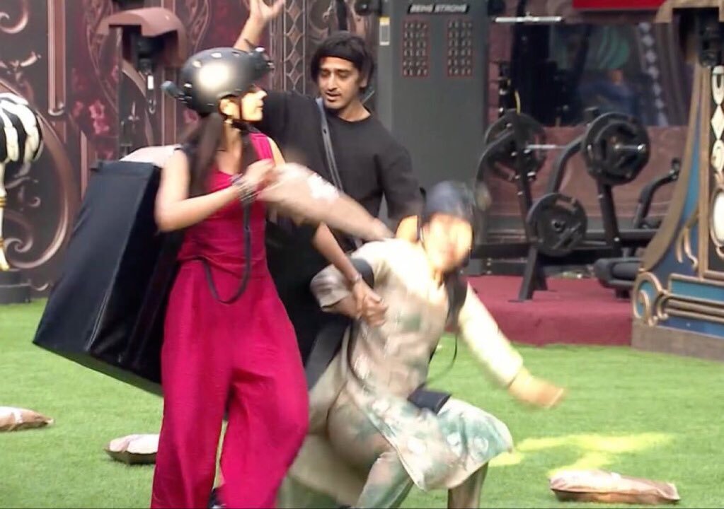 X_usertw's tweet photo. Mary Kom fell on her own and is blaming Qazi for it. 😭

#BiggBoss20 #QaziTouqeer #BB20 https://t.co/OgnypK8eLw