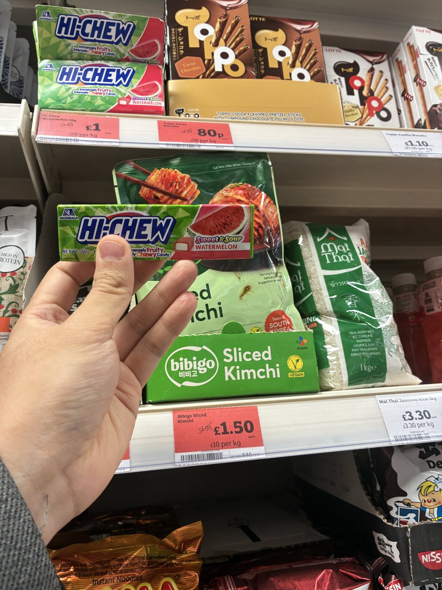 mgs_5501's tweet photo. イギリス移民増えすぎて普通に日本のお菓子売ってる https://t.co/jUDkCNRLxF