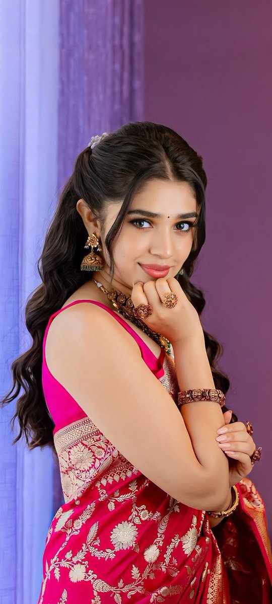 Darshinipyou's tweet photo. Beauty 😍🫰kirthi shetty Exclusive 👀 https://t.co/xgEFWDtCHS
