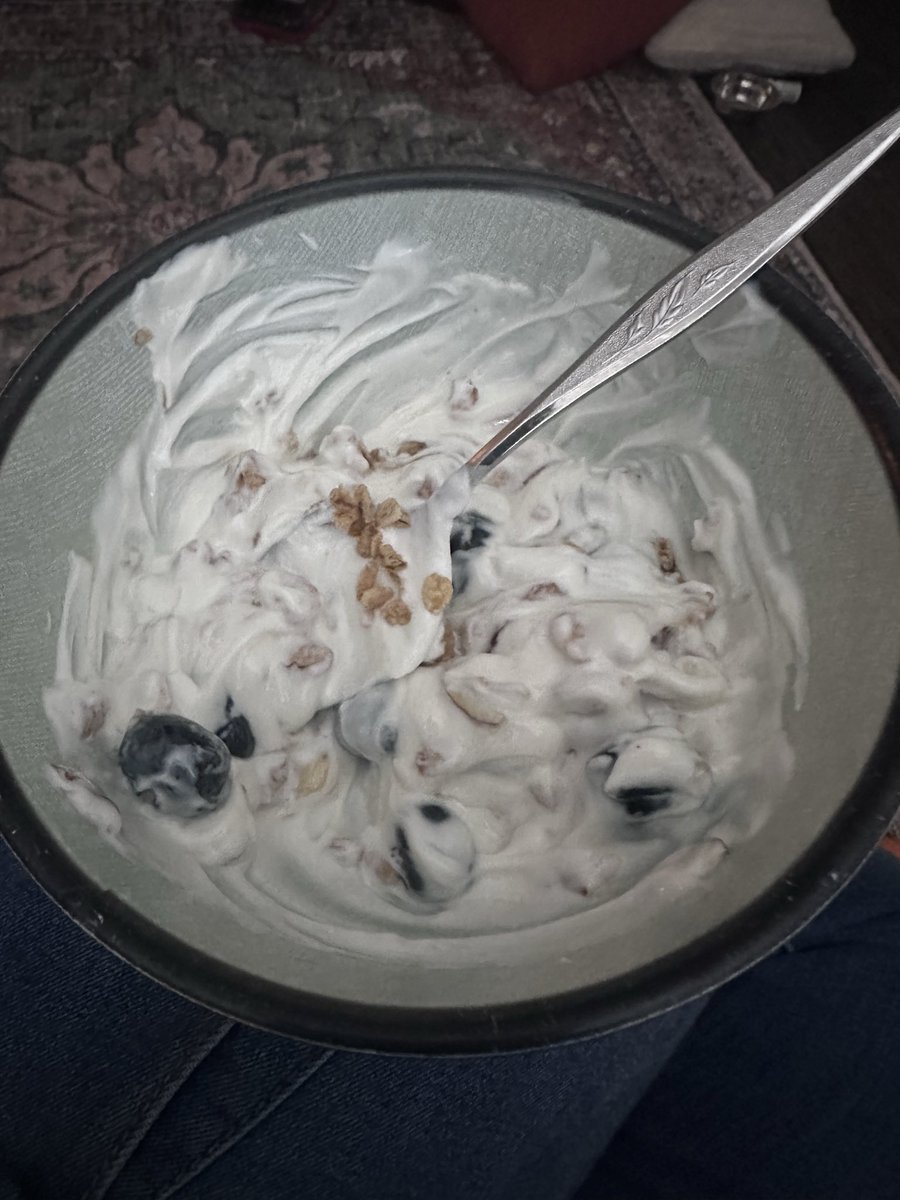 dovelygeorg's tweet photo. breaking fast w a yogurt bowl 😛😛 https://t.co/plVeSbfGqr