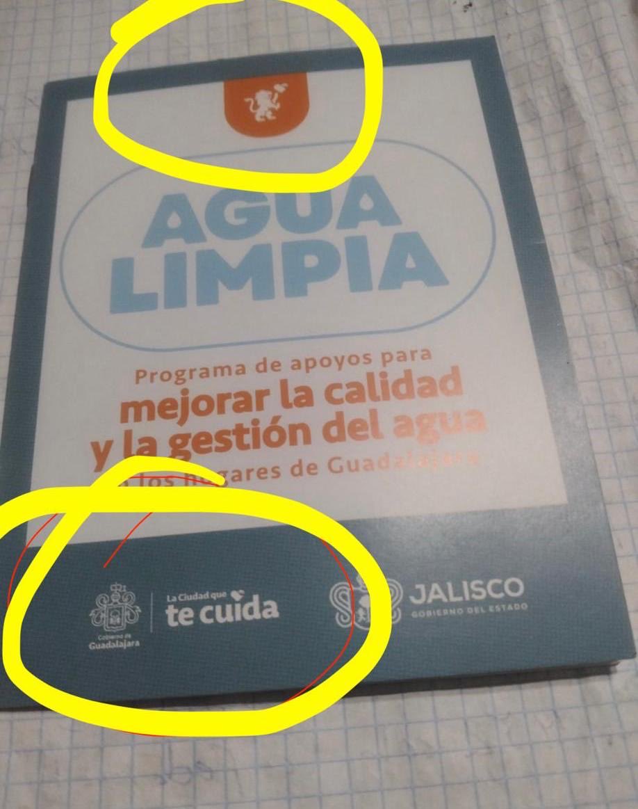 mery_pozos's tweet photo. No les da vergüenza.

Después de años de gobernar Guadalajara y de no garantizar que el agua llegue limpia a las casas, ahora el Gobierno de Jalisco y el Ayuntamiento reparten garrafones con sus logos y tarjetas para ir a rellenarlos.

El agua limpia es un derecho, no un regalo del gobierno ni una oportunidad para hacerse publicidad con la necesidad de la gente.

No queremos sus logos en los garrafones. Queremos agua limpia saliendo de las llaves.