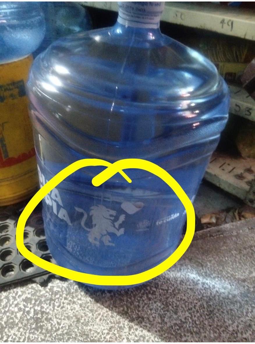 mery_pozos's tweet photo. No les da vergüenza.

Después de años de gobernar Guadalajara y de no garantizar que el agua llegue limpia a las casas, ahora el Gobierno de Jalisco y el Ayuntamiento reparten garrafones con sus logos y tarjetas para ir a rellenarlos.

El agua limpia es un derecho, no un regalo del gobierno ni una oportunidad para hacerse publicidad con la necesidad de la gente.

No queremos sus logos en los garrafones. Queremos agua limpia saliendo de las llaves.