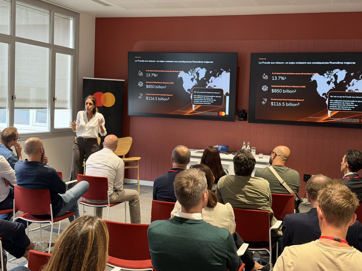 MastercardFR's tweet photo. La fraude ne s’arrête pas au moment du paiement. Elle concerne aussi, de plus en plus, les retours ⏪

Pour cette dernière séquence thématique de la 4ème édition de Mastercard for Merchants, Dounya El Bakal (#Mastercard) s’intéresse à un enjeu croissant pour les commerçants : l’utilisation abusive des politiques de retour pour obtenir un produit, un service ou une compensation financière.

Face à un phénomène encore difficile à appréhender faute de données partagées à l’échelle de l’écosystème, l’IA ouvre de nouvelles perspectives.

C’est notamment l’ambition de Return Risk Intelligence, une solution qui analyse les données Mastercard en temps réel afin d’identifier des comportements de retour anormaux et différents profils de risque.

L’objectif ? Donner aux commerçants de nouveaux moyens pour contrôler les retours à risque avant remboursement, adapter leurs politiques au niveau de risque ou encore détecter des comportements suspects au-delà de leur propre environnement.

Mais aussi améliorer l’expérience des clients à faible risque, en leur permettant de b��néficier de retours et de remboursements plus rapides.

Un principe qui résume bien cette dernière session : mieux identifier le risque pour concentrer les contrôles là où ils sont nécessaires, tout en préservant la fluidité de l’expérience client 💡 

#MastercardForMerchants #Fraude #IntelligenceArtificielle #Commerce #Paiement