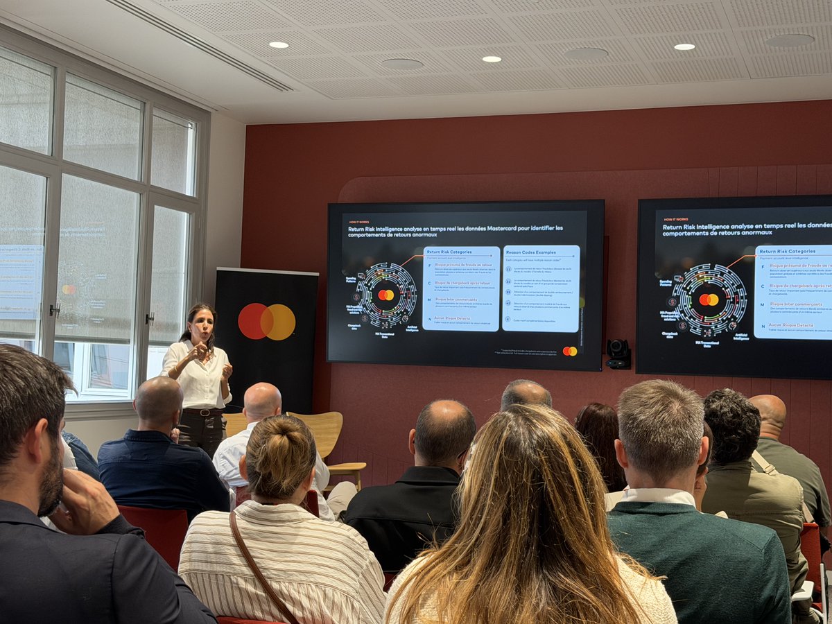 MastercardFR's tweet photo. La fraude ne s’arrête pas au moment du paiement. Elle concerne aussi, de plus en plus, les retours ⏪

Pour cette dernière séquence thématique de la 4ème édition de Mastercard for Merchants, Dounya El Bakal (#Mastercard) s’intéresse à un enjeu croissant pour les commerçants : l’utilisation abusive des politiques de retour pour obtenir un produit, un service ou une compensation financière.

Face à un phénomène encore difficile à appréhender faute de données partagées à l’échelle de l’écosystème, l’IA ouvre de nouvelles perspectives.

C’est notamment l’ambition de Return Risk Intelligence, une solution qui analyse les données Mastercard en temps réel afin d’identifier des comportements de retour anormaux et différents profils de risque.

L’objectif ? Donner aux commerçants de nouveaux moyens pour contrôler les retours à risque avant remboursement, adapter leurs politiques au niveau de risque ou encore détecter des comportements suspects au-delà de leur propre environnement.

Mais aussi améliorer l’expérience des clients à faible risque, en leur permettant de b��néficier de retours et de remboursements plus rapides.

Un principe qui résume bien cette dernière session : mieux identifier le risque pour concentrer les contrôles là où ils sont nécessaires, tout en préservant la fluidité de l’expérience client 💡 

#MastercardForMerchants #Fraude #IntelligenceArtificielle #Commerce #Paiement