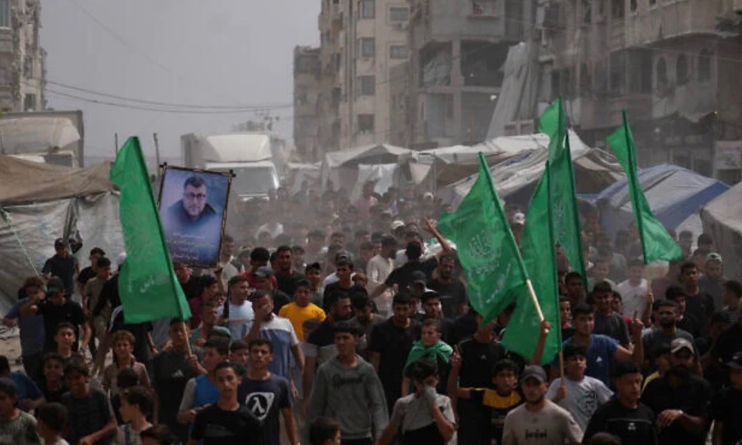 MOSSADil's tweet photo. 🚨 HAMAS CONFIRMS NORTHERN GAZA BRIGADE COMMANDER KILLED

Hamas confirms Izz al-Din al-Bik, commander of its Northern Gaza Brigade, was killed in an Israeli airstrike in Gaza City.

Hamas says al-Bik previously served as the brigade’s intelligence chief and was “one of the commanders” of the Oct. 7, 2023 attack. He took command after Ahmed Ghandour was killed by Israel in November 2023.
