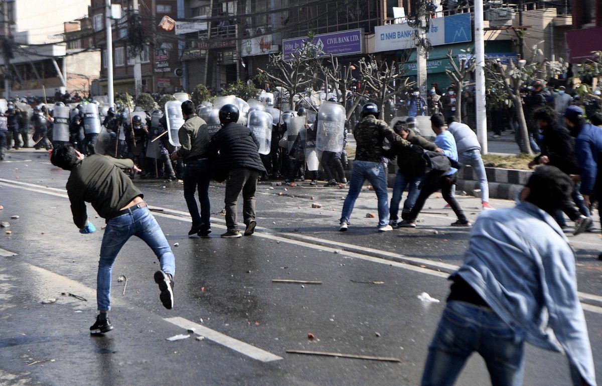 WorldUnderWatch's tweet photo. 🚨 Should protesters who physically attack or throw objects at federal officers face criminal charges?

    A. YES
    B. NO https://t.co/6fAwEsqPAh