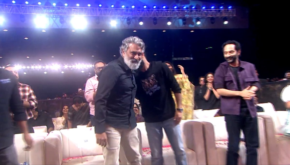 karl__butcher's tweet photo. Raghavendra rao ni invite chesinapudu ninchunadu
Keeravani ki ninchunadu
Ssr ki ninchunadu
Fafa ki ninchunadu

Epudana pakka manishi ki respect ichina bathuka ra needi sulliga @AlwaysRamCharan https://t.co/ZLWG3EHkWJ