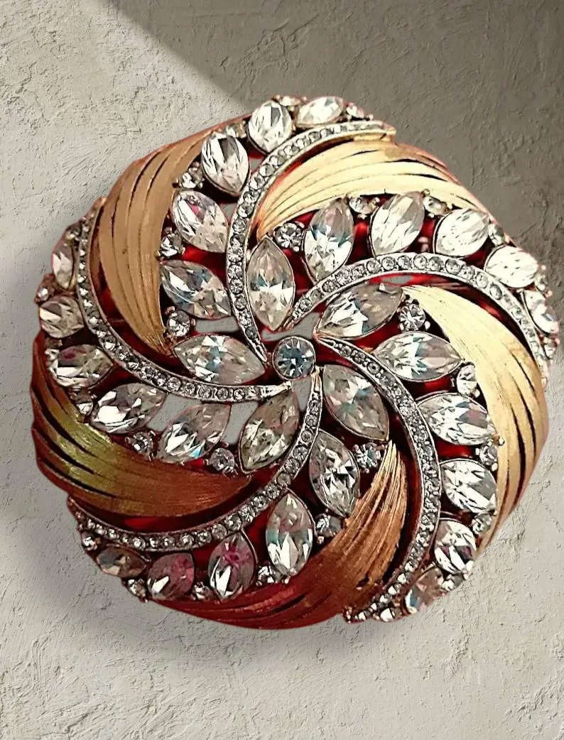 renaissancefai's tweet photo. Clear Rhinestone High Dome Brooch Round, Gold Plated Swirl Pattern, Vintage
https://t.co/Zh6qn3hwGk?
#brooch #vintage #goldtone #goldplate #round #clearRhinestones #cutouts #swirls #brushedgoldtone #giftforher #marquisCut #sparkle #glow #highDome #evening https://t.co/huG3Ru7RG5
