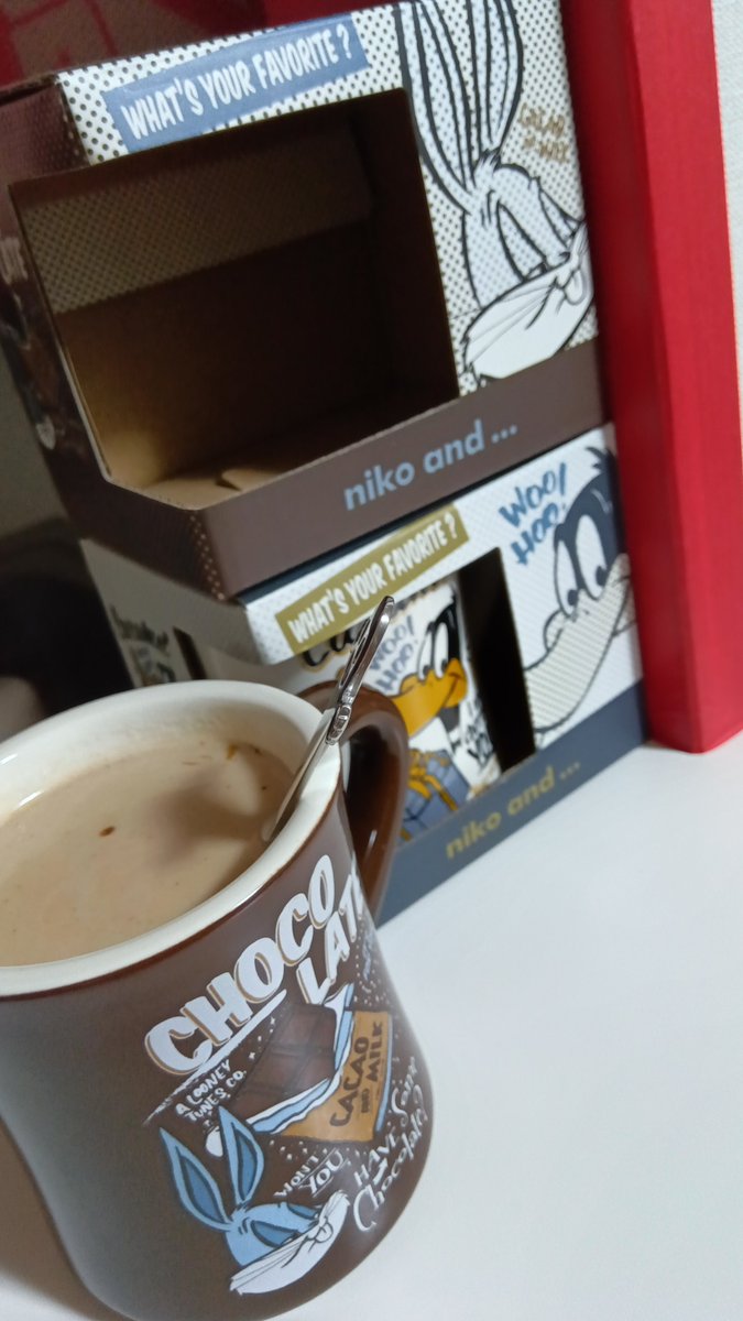 6and2's tweet photo. 寒いので、お気に入りのマグであったかいコーヒーを飲むぜ
箱もすごくかわいいから大事に取ってあるぜ(むしろ飾る)
ダフィは友だち用だぜ

niko andさん、またコラボ頼むぜ https://t.co/34j8GxMHPn
