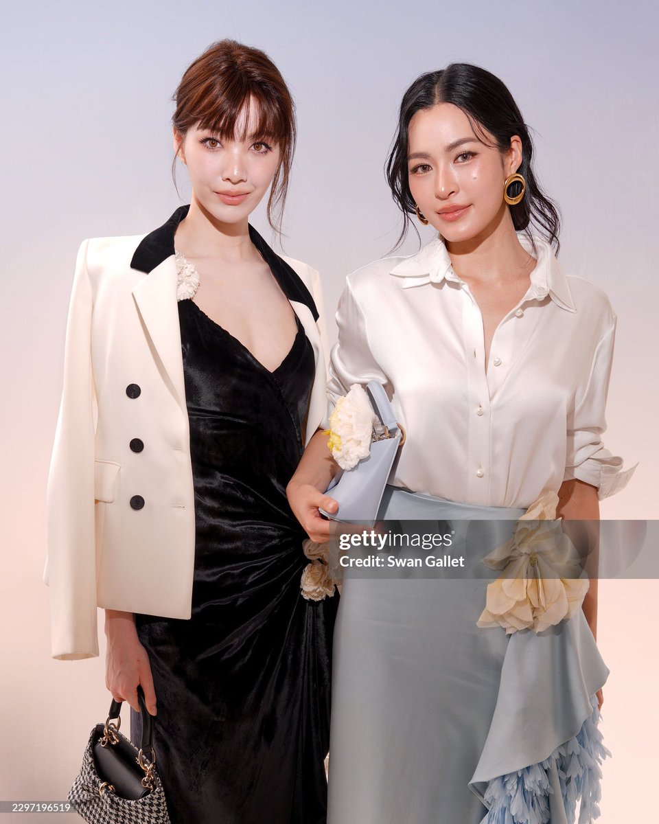 TrendyUpdate_th's tweet photo. 🖤 เป็นแก้วเป็นแสง สมมง Dior Ambassador 🤍
✨ Front Row Girls “หลิง–ออม” ขณะร่วมชม Dior Summer 2027 ณ Paris Fashion Week ประเทศฝรั่งเศษ 🇫🇷 

LINGORM BA DIOR AT PFW  
#DiorSummer27xLingOrm 
#LinglingKwong #OrmKornnaphat 
#LingOrm #Dior #DiorSummer27 #PFW https://t.co/A2FFbGWv0J