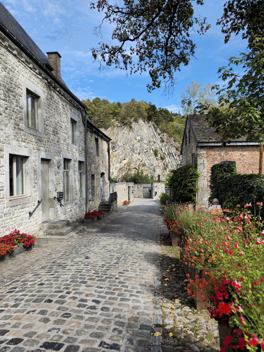 NouletteJessica's tweet photo. Une petite parenthèse au vert 🏞✨️, le temps d’un week-end dans les Ardennes belges. 🇧🇪🫶

De #Sy à #Durbuy, entre nature, villages de caractère et jolies découvertes. 🥾🚶‍♀️

L’occasion de souffler, prendre l’air et recharger les batteries. 🧘‍♀️✨️ https://t.co/CXO4ZGp6md