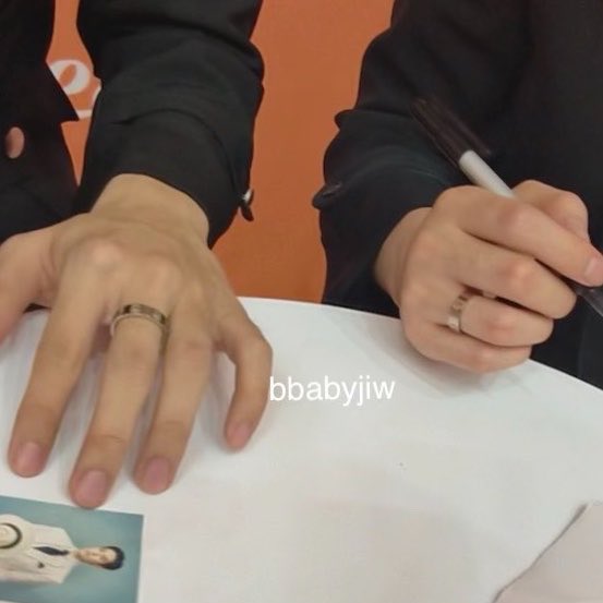 pttpblep's tweet photo. and yall expect me to be normal about this ?????!!!!!! TEETEEPOR ARE BOTH WEARING THE CARTIER LOVE RINGSDS SKDKFKSJ AAAAA tee wasn’t joking when he said pip wants to wear couple rings with him AAAAA i’m going crazy #boyfriends #jealous https://t.co/P4trOIzZ6o
