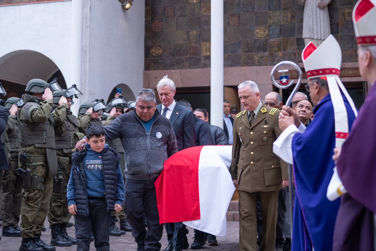 PresidenteKast's tweet photo. Hoy despedimos con profundo dolor a Cristopher Aguilera Fernández, un carabinero valiente que entregó su vida protegiendo a los chilenos.

Nada podrá reparar esta pérdida, pero honraremos su memoria trabajando con decisión por la seguridad de nuestro país y apoyando siempre a quienes nos protegen.

Mis condolencias y un abrazo a su familia, sus seres queridos y a toda la institución de Carabineros de Chile.