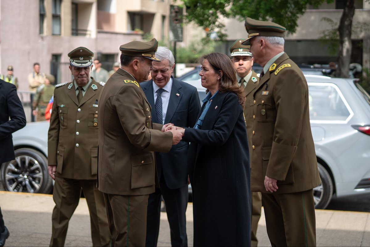 PresidenteKast's tweet photo. Hoy despedimos con profundo dolor a Cristopher Aguilera Fernández, un carabinero valiente que entregó su vida protegiendo a los chilenos.

Nada podrá reparar esta pérdida, pero honraremos su memoria trabajando con decisión por la seguridad de nuestro país y apoyando siempre a quienes nos protegen.

Mis condolencias y un abrazo a su familia, sus seres queridos y a toda la institución de Carabineros de Chile.