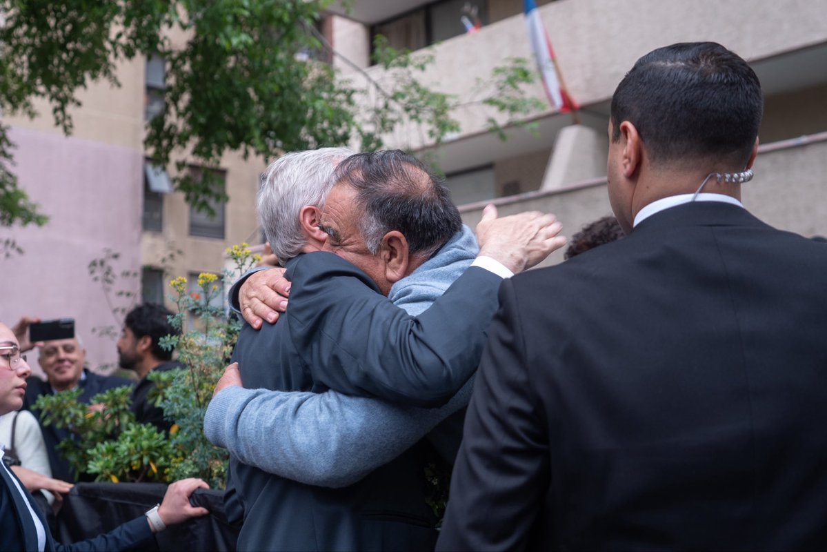 PresidenteKast's tweet photo. Hoy despedimos con profundo dolor a Cristopher Aguilera Fernández, un carabinero valiente que entregó su vida protegiendo a los chilenos.

Nada podrá reparar esta pérdida, pero honraremos su memoria trabajando con decisión por la seguridad de nuestro país y apoyando siempre a quienes nos protegen.

Mis condolencias y un abrazo a su familia, sus seres queridos y a toda la institución de Carabineros de Chile.