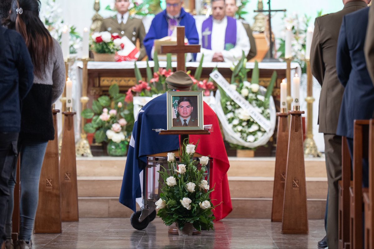 PresidenteKast's tweet photo. Hoy despedimos con profundo dolor a Cristopher Aguilera Fernández, un carabinero valiente que entregó su vida protegiendo a los chilenos.

Nada podrá reparar esta pérdida, pero honraremos su memoria trabajando con decisión por la seguridad de nuestro país y apoyando siempre a quienes nos protegen.

Mis condolencias y un abrazo a su familia, sus seres queridos y a toda la institución de Carabineros de Chile.