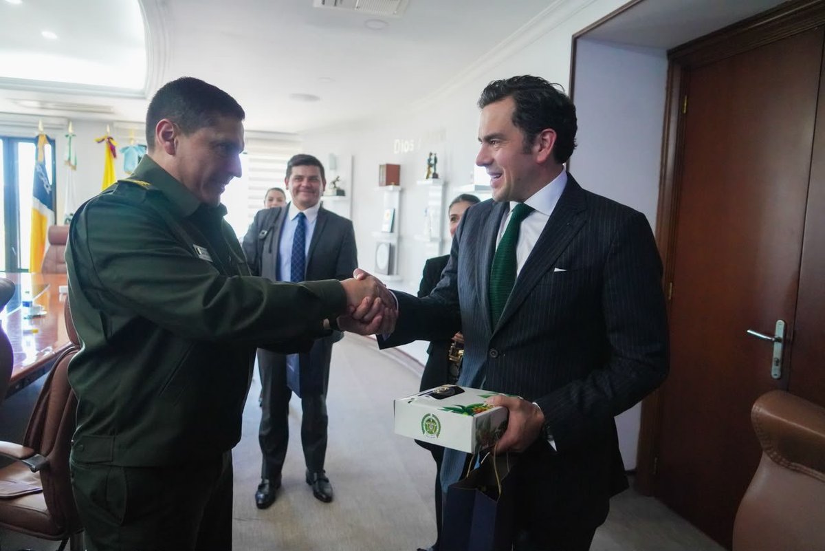 MinInterior's tweet photo. El ministro @Rodrigo_Lara_, se reunió con el @DirectorPolicia para articular acciones y fortalecer el trabajo conjunto en materia de seguridad y convivencia.

Gobierno y @PoliciaColombia, coordinando esfuerzos para responder a las necesidades de los territorios y los colombianos. https://t.co/U8GUXb1vcX