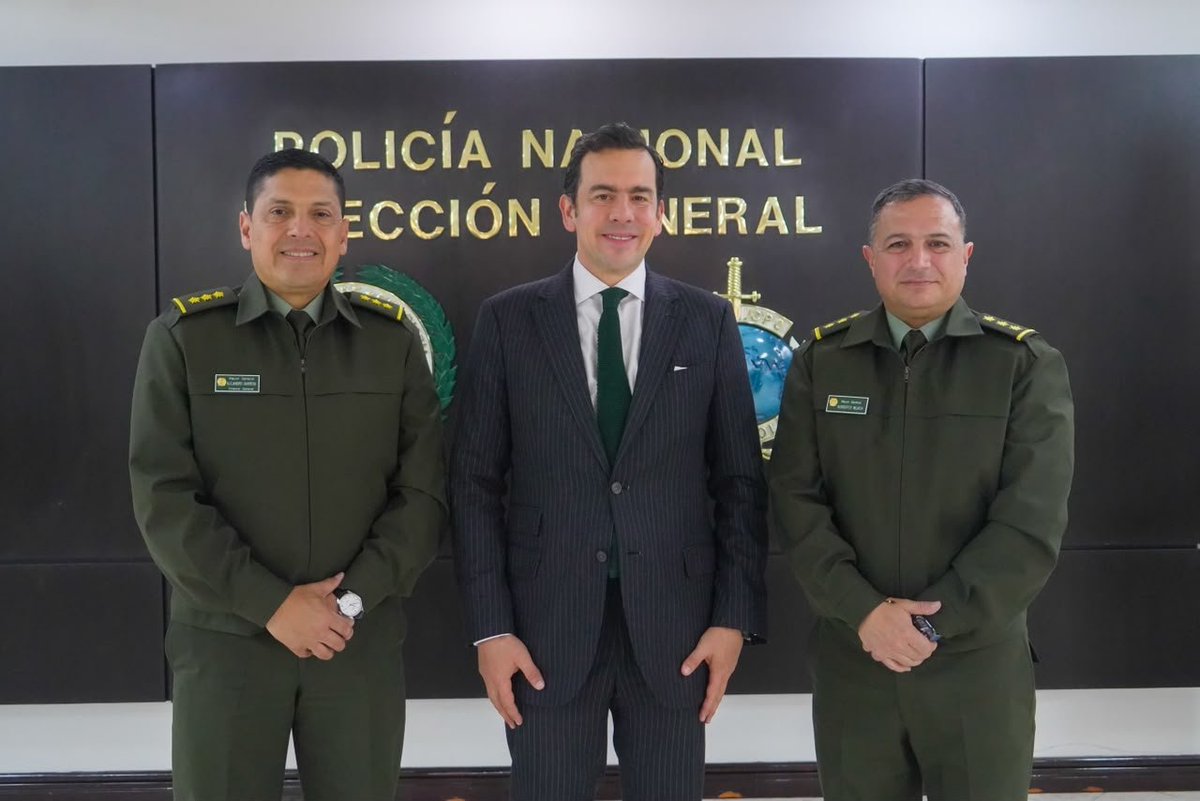MinInterior's tweet photo. El ministro @Rodrigo_Lara_, se reunió con el @DirectorPolicia para articular acciones y fortalecer el trabajo conjunto en materia de seguridad y convivencia.

Gobierno y @PoliciaColombia, coordinando esfuerzos para responder a las necesidades de los territorios y los colombianos. https://t.co/U8GUXb1vcX