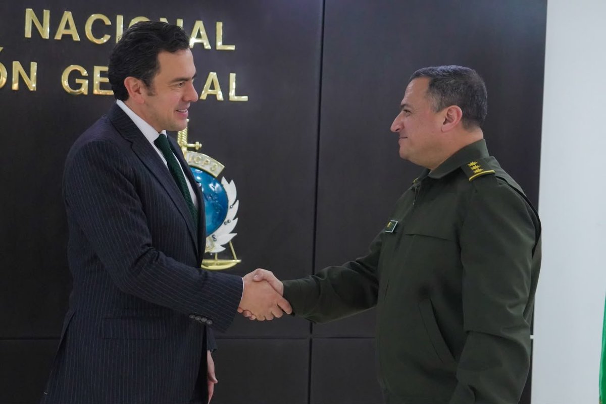 MinInterior's tweet photo. El ministro @Rodrigo_Lara_, se reunió con el @DirectorPolicia para articular acciones y fortalecer el trabajo conjunto en materia de seguridad y convivencia.

Gobierno y @PoliciaColombia, coordinando esfuerzos para responder a las necesidades de los territorios y los colombianos. https://t.co/U8GUXb1vcX