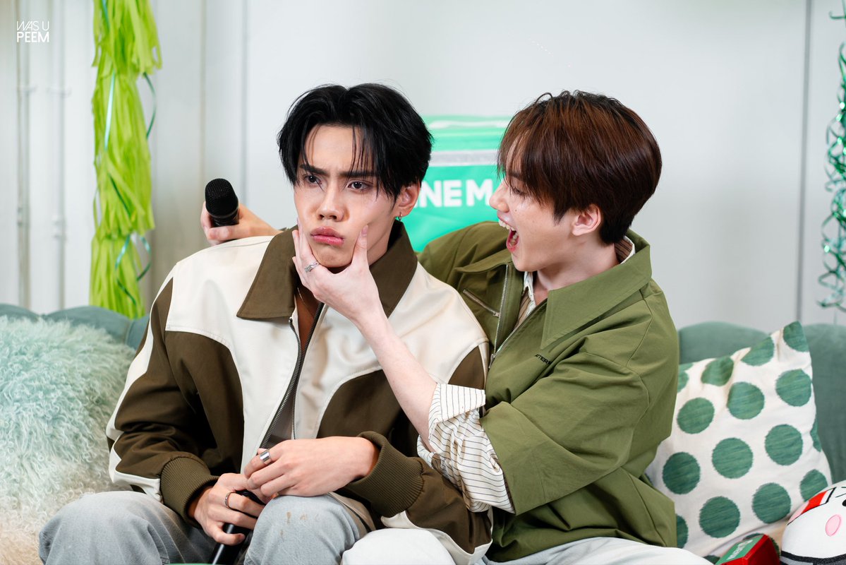 was_u_peem's tweet photo. ไปบีบเขาไว้เยอะ

BUS LIVE WITH LINE MAN 
#PEEMWASU #PHUTATCHAI
#LINEMANถูกสุดทุกวันxBUS https://t.co/Ymm1roGIcP