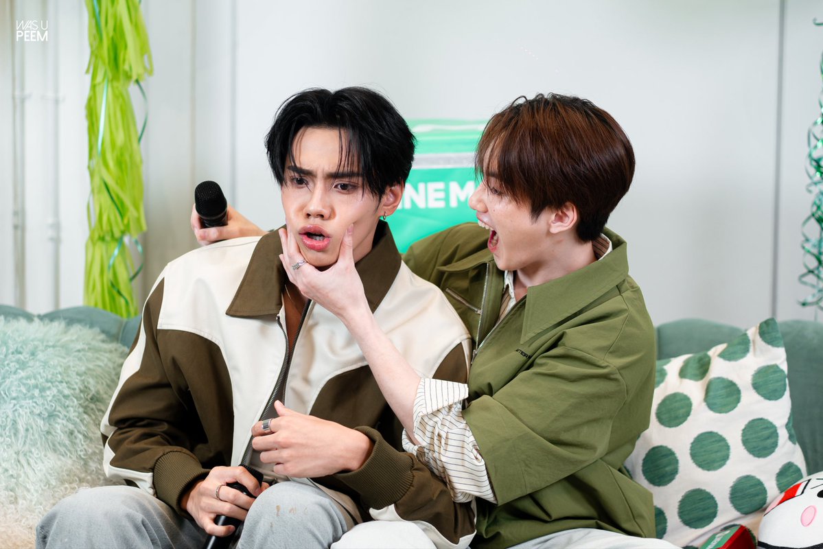 was_u_peem's tweet photo. ไปบีบเขาไว้เยอะ

BUS LIVE WITH LINE MAN 
#PEEMWASU #PHUTATCHAI
#LINEMANถูกสุดทุกวันxBUS https://t.co/Ymm1roGIcP