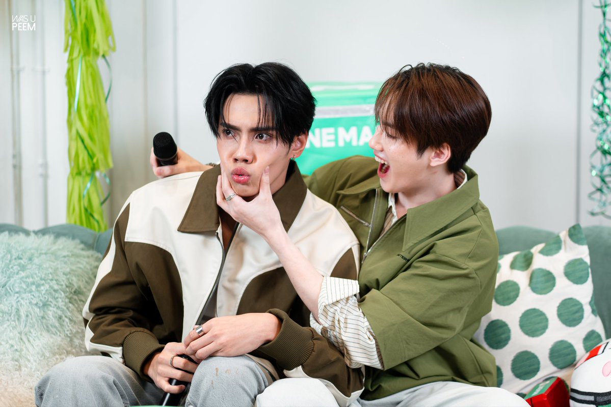 was_u_peem's tweet photo. ไปบีบเขาไว้เยอะ

BUS LIVE WITH LINE MAN 
#PEEMWASU #PHUTATCHAI
#LINEMANถูกสุดทุกวันxBUS https://t.co/Ymm1roGIcP