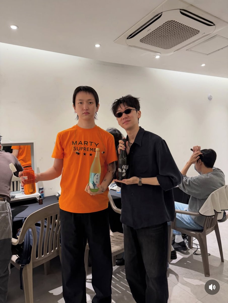 SL_H181's tweet photo. 귤소년&amp;가마할아범 (각자 본인 컬러에 딱 맞게 들고 있는 게 킬포ㅋㅋㅋ) https://t.co/GKQiJJNqId