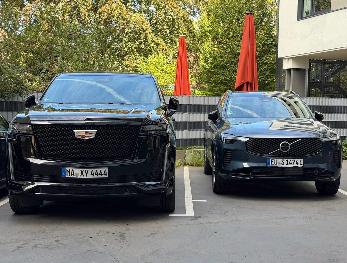 Mileage_impo's tweet photo. The size difference is Wild, 2023 Cadillac Escalade vs 2026 Volvo XC90 https://t.co/DfZ5kaMaQ3