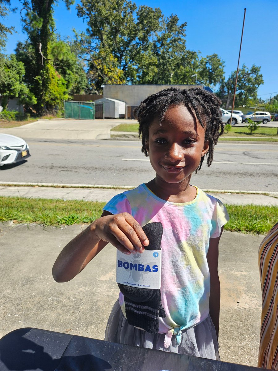 PSMJAX's tweet photo. We love seeing this kind of love in action! 💙
Our community agency partner, Jackson & Jackson Outreach Ministry, distributed clothing and @BOMBAS socks directly to our neighbors in need.
This is Clothing With Purpose. 💙
#PSMJax #ClothingWithPurpose #Bombas #CommunityInAction https://t.co/X0PetWI03P