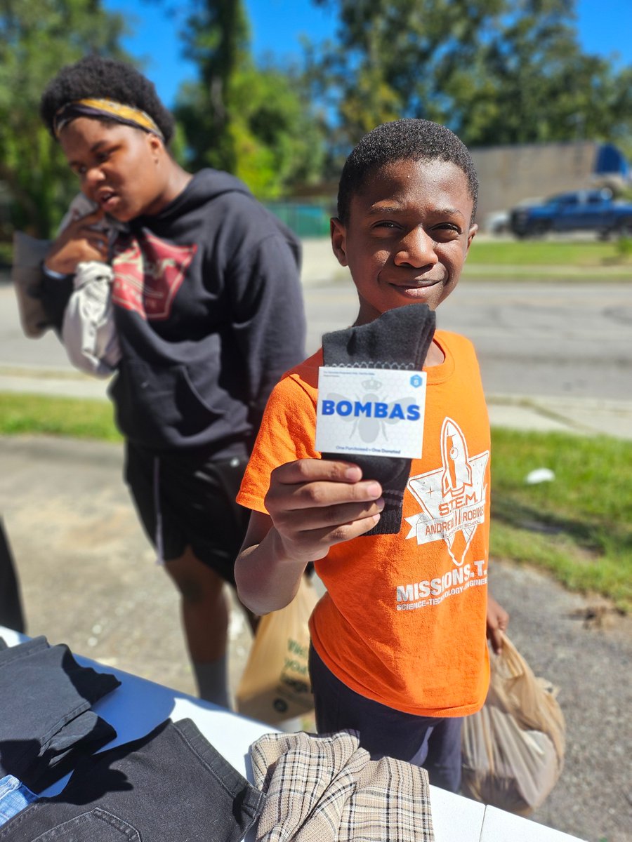 PSMJAX's tweet photo. We love seeing this kind of love in action! 💙
Our community agency partner, Jackson & Jackson Outreach Ministry, distributed clothing and @BOMBAS socks directly to our neighbors in need.
This is Clothing With Purpose. 💙
#PSMJax #ClothingWithPurpose #Bombas #CommunityInAction https://t.co/X0PetWI03P