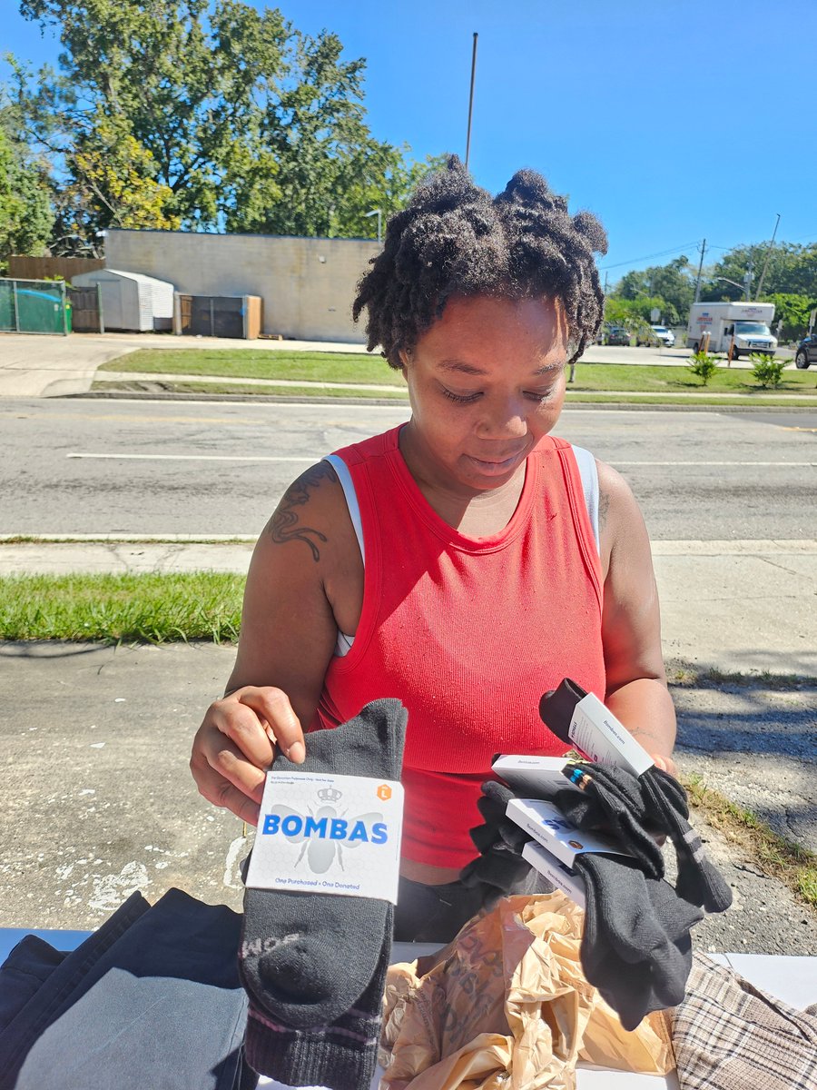 PSMJAX's tweet photo. We love seeing this kind of love in action! 💙
Our community agency partner, Jackson & Jackson Outreach Ministry, distributed clothing and @BOMBAS socks directly to our neighbors in need.
This is Clothing With Purpose. 💙
#PSMJax #ClothingWithPurpose #Bombas #CommunityInAction https://t.co/X0PetWI03P