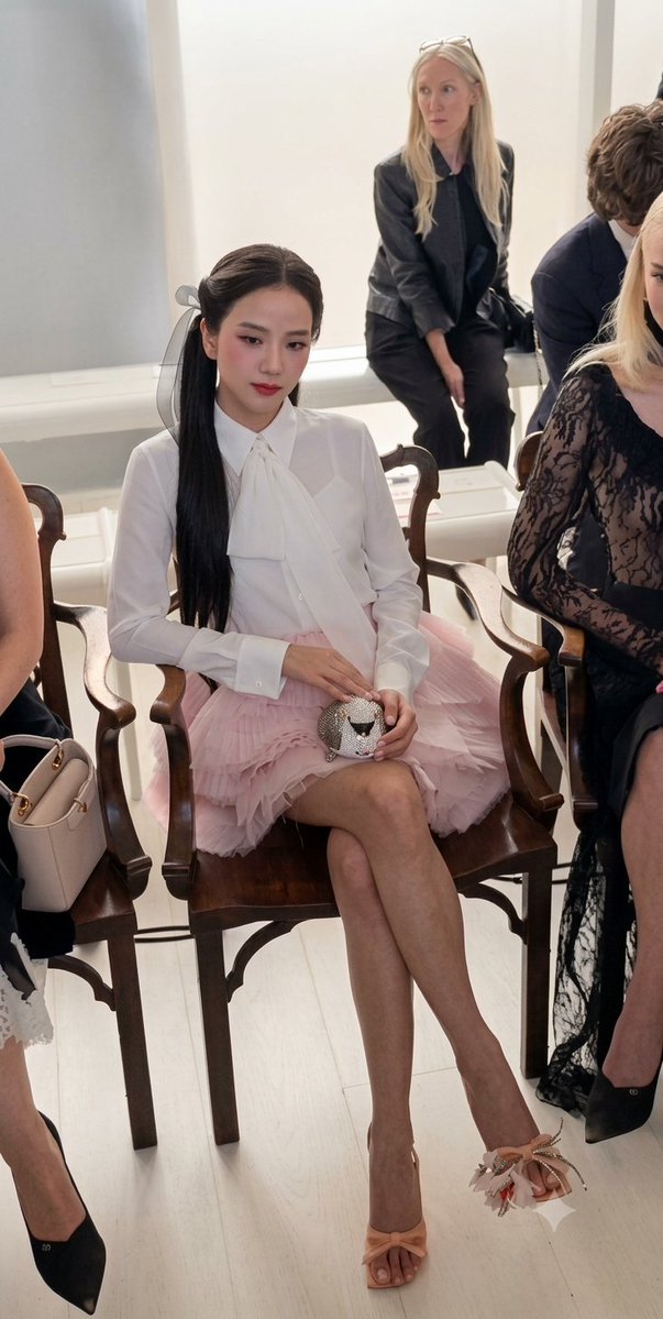 SunshineJisoo2's tweet photo. I feel like i need to bow seeing her like this. 

HUMAN DIOR JISOO AT PFW
#JISOOxDiorSummer27 https://t.co/eym7KiPIno