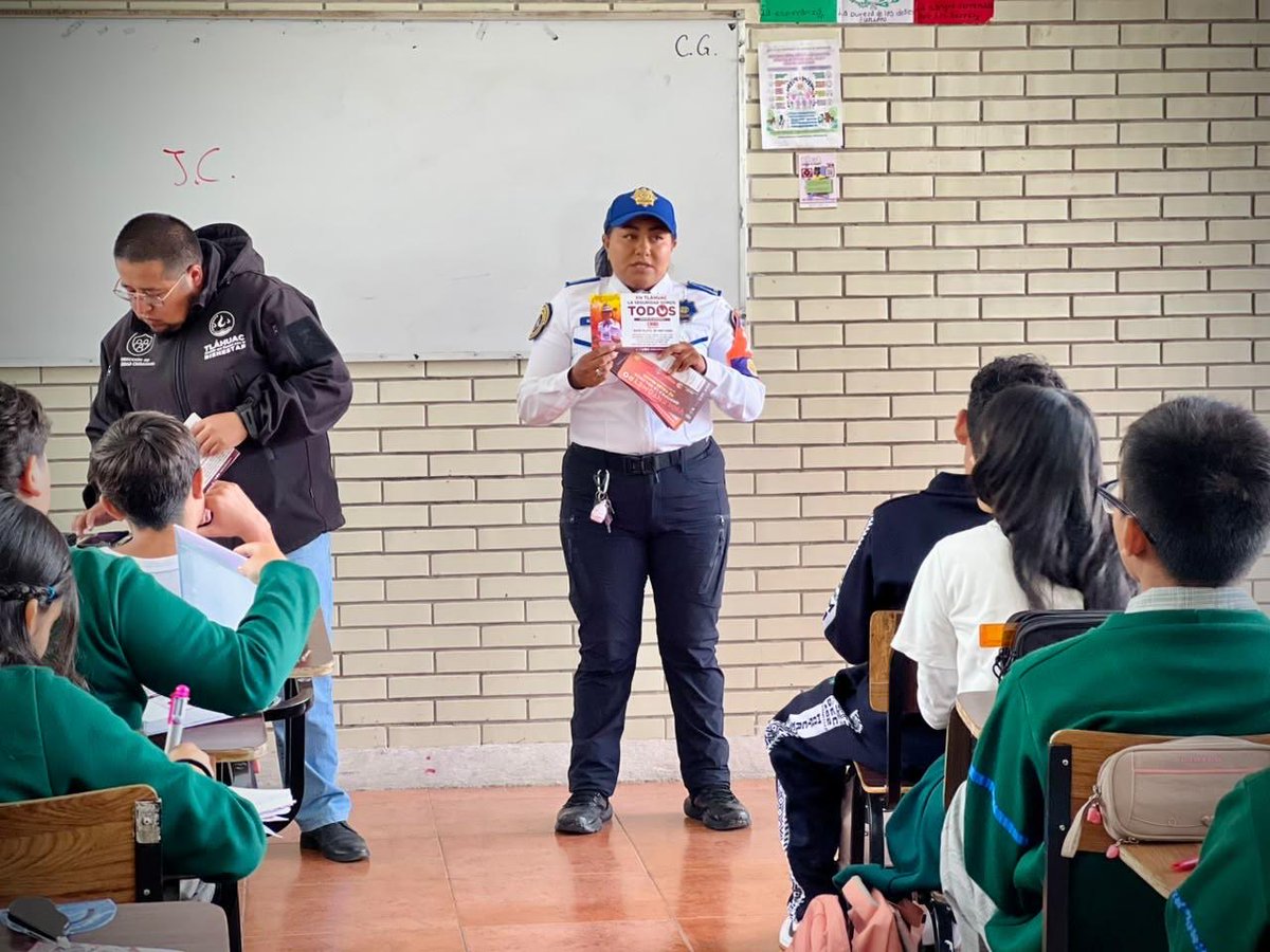 bereheca's tweet photo. Nuestras y nuestros jóvenes merecen crecer con información, confianza y herramientas para cuidarse. ❤️

Por eso en Tláhuac realizamos pl��ticas de prevención en distintas escuelas, queremos que sepan reconocer situaciones de riesgo, pedir ayuda y que siempre habrá alguien dispuesto a escucharlos y acompañarlos.

Cuidar a nuestras juventudes también es construir un Tláhuac más seguro para todas y todos. 🤝

#Tláhuac #Juventudes #Prevención #EscuelasSeguras