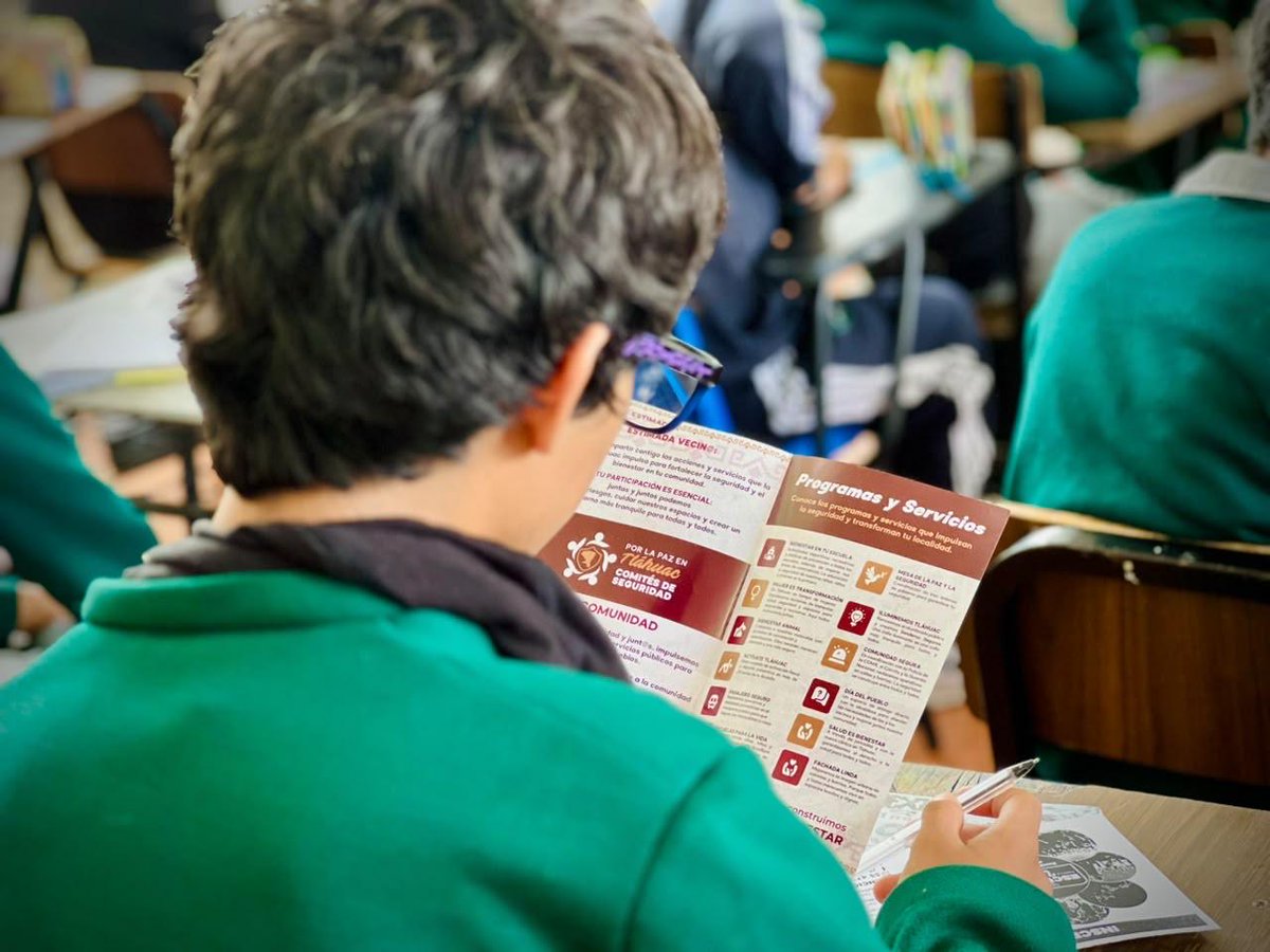 bereheca's tweet photo. Nuestras y nuestros jóvenes merecen crecer con información, confianza y herramientas para cuidarse. ❤️

Por eso en Tláhuac realizamos pl��ticas de prevención en distintas escuelas, queremos que sepan reconocer situaciones de riesgo, pedir ayuda y que siempre habrá alguien dispuesto a escucharlos y acompañarlos.

Cuidar a nuestras juventudes también es construir un Tláhuac más seguro para todas y todos. 🤝

#Tláhuac #Juventudes #Prevención #EscuelasSeguras