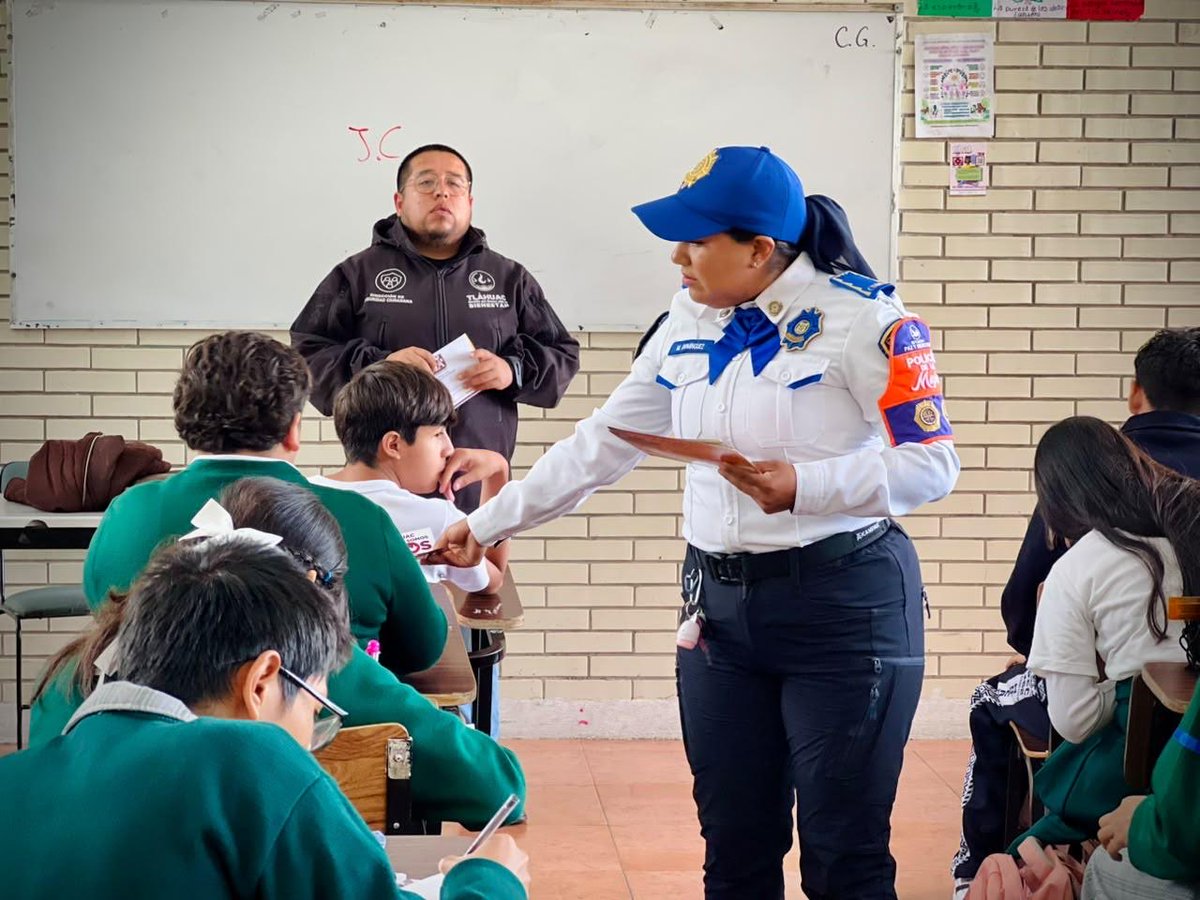 bereheca's tweet photo. Nuestras y nuestros jóvenes merecen crecer con información, confianza y herramientas para cuidarse. ❤️

Por eso en Tláhuac realizamos pl��ticas de prevención en distintas escuelas, queremos que sepan reconocer situaciones de riesgo, pedir ayuda y que siempre habrá alguien dispuesto a escucharlos y acompañarlos.

Cuidar a nuestras juventudes también es construir un Tláhuac más seguro para todas y todos. 🤝

#Tláhuac #Juventudes #Prevención #EscuelasSeguras