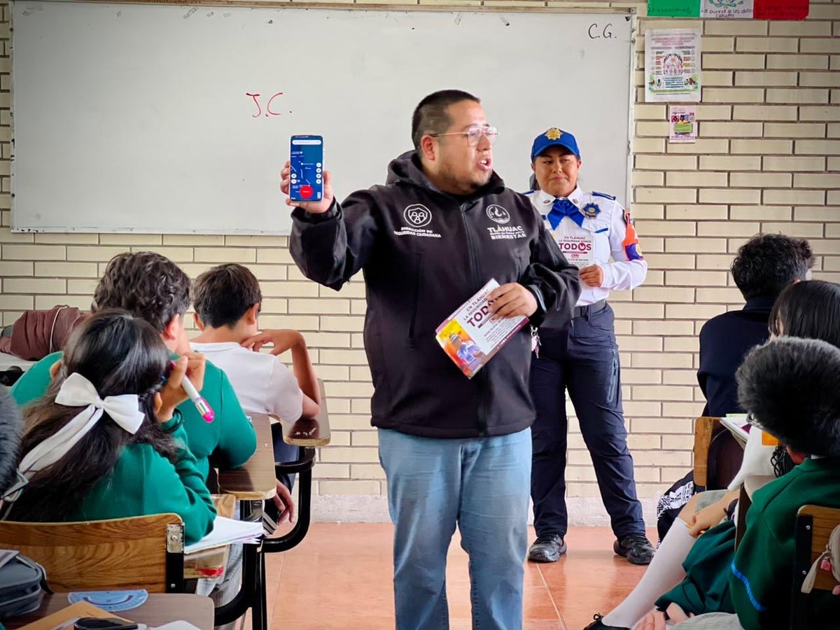 bereheca's tweet photo. Nuestras y nuestros jóvenes merecen crecer con información, confianza y herramientas para cuidarse. ❤️

Por eso en Tláhuac realizamos pl��ticas de prevención en distintas escuelas, queremos que sepan reconocer situaciones de riesgo, pedir ayuda y que siempre habrá alguien dispuesto a escucharlos y acompañarlos.

Cuidar a nuestras juventudes también es construir un Tláhuac más seguro para todas y todos. 🤝

#Tláhuac #Juventudes #Prevención #EscuelasSeguras