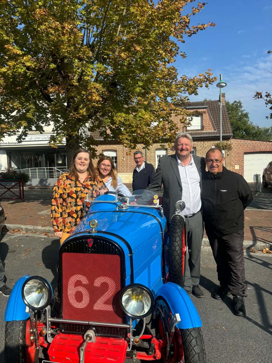 NouletteJessica's tweet photo. Exposition de véhicules anciens ! 🚕 🚗 🚙 #Hornaing https://t.co/Adj6EdVEAC