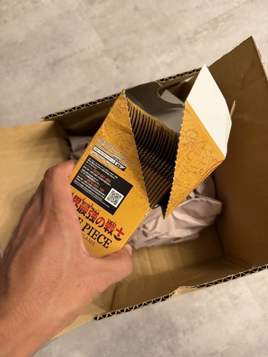 ONEONEPIACE's tweet photo. ワンピカード有識者の方教えて…】
バンダイから9月12日に届いたBOX、開けたら完全に裂けてました。
連休前に問い合わせたけど一向に返信なしです。
これってどうするべきでし���うか？
返信来るま保管すべき？
開封したいのに気持ち��く開封できないため、迷ってます、
#ワンピカード #世界最強の戦士 https://t.co/9T9RKNAt8F