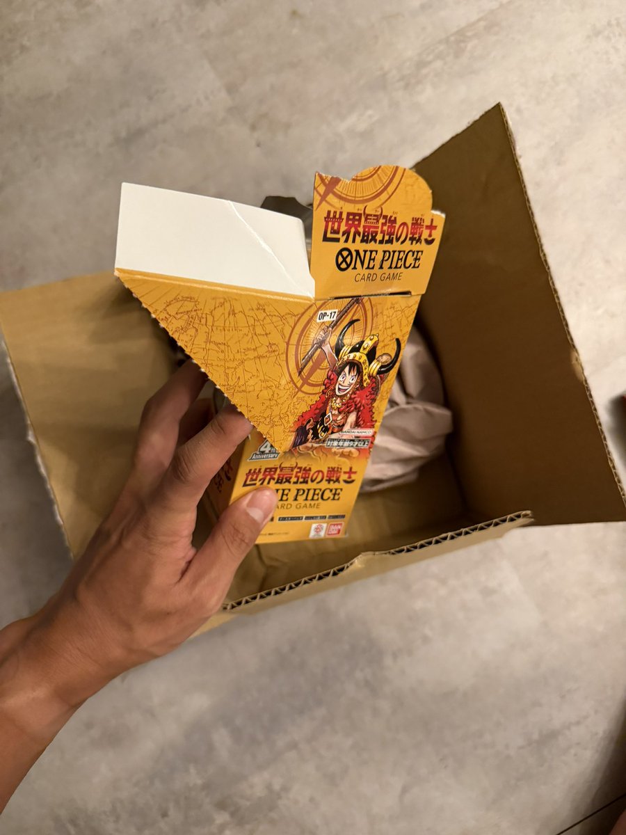 ONEONEPIACE's tweet photo. ワンピカード有識者の方教えて…】
バンダイから9月12日に届いたBOX、開けたら完全に裂けてました。
連休前に問い合わせたけど一向に返信なしです。
これってどうするべきでし���うか？
返信来るま保管すべき？
開封したいのに気持ち��く開封できないため、迷ってます、
#ワンピカード #世界最強の戦士 https://t.co/9T9RKNAt8F